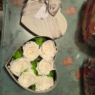 caja corazón con 6 rosas blancas