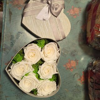 caja corazón con 6 rosas blancas