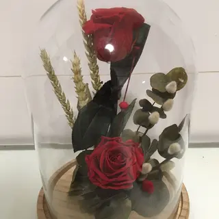 Cúpula con 2 rosas rojas preservadas