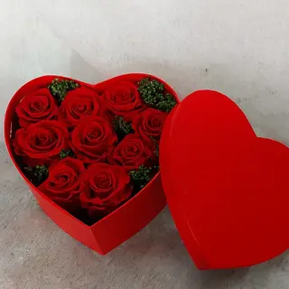 Caja corazón con rosas preservadas