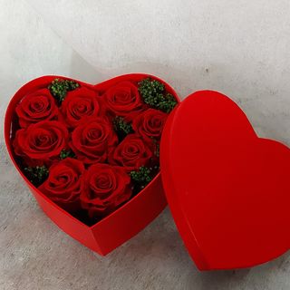 Caja corazón con rosas preservadas