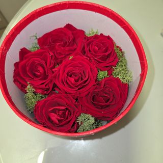 Caja roja redonda con rosas