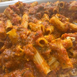 Rigatoni con tomate y pesto
