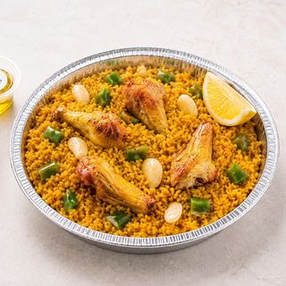 Paella Valenciana, a la venezolana.Incluye bebida a elegir