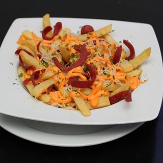 Salchipapa a la comlombiana