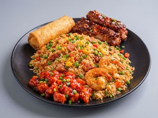 Arroz Especial (Chino-Venezolano) con lumpia, costillas, gambas y pollo agridulce
