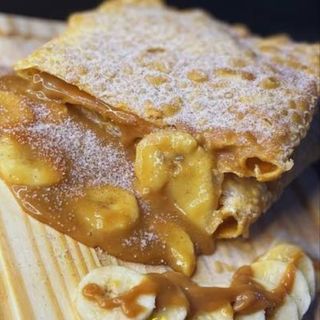 Pastel de doce de leite (dulce de leche) con plátano