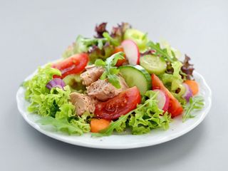 Ensalada atún Lechuga tomate zanahoria y col maíz cebolla aceitunas negras 