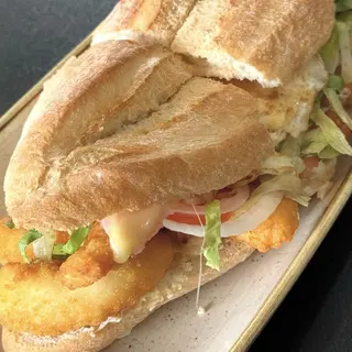 Medio de papas, 2 bebidas y 2 bocadillos +Q Bocata de pollo 