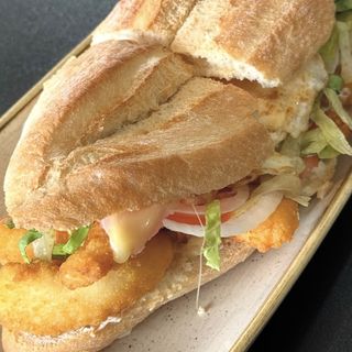 Medio de papas, 2 bebidas y 2 bocadillos +Q Bocata de pollo 