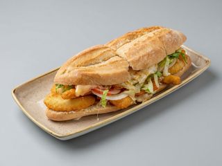 Medio de papas, 2 bebidas y 2 bocadillos +Q Bocata de lomo