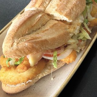 Medio de papas, 2 bebidas y 2 bocadillos +Q Bocata de bacon