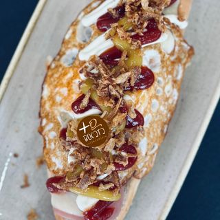 Medio de papas, 2 bebidas y 2 perritos +Q Bocata