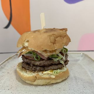 Medio de papas, 2 bebidas y 2 hamburguesa especial