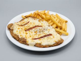 Milanesa Suiza con papas fritas