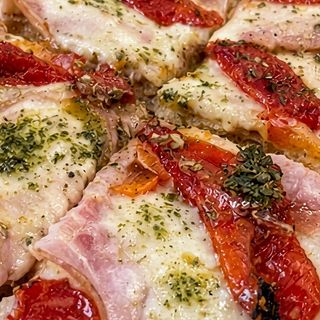 Jamón y morrón (media pizza - 1 persona)