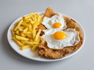 Milanesa a caballo con papas fritas 