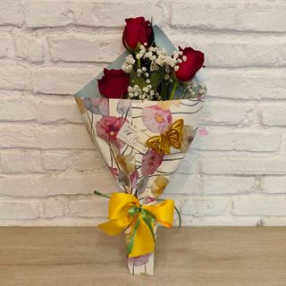 3 Rosas Rojas En Su Bonito Decorado.