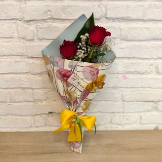 2 Rosas Rojas En Su Bonito Decorado 