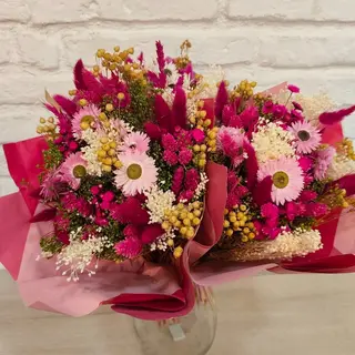 Ramo De Flor Seca en fucsia.