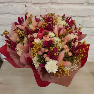 Ramo De Flor Seca en  tonos rosa.