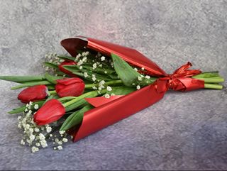 RAMO 5 TULIPANE ROJOS