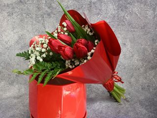 RAMO DE 10 TULIPANES ROJOS