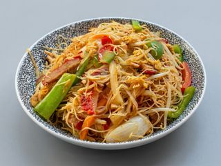 50. Fideos De Arroz Con Pollo