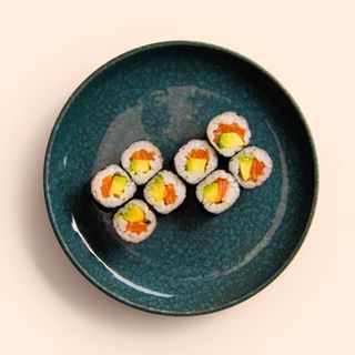 86. Hosomaki Salmón y Aguacate (8 pzs.)