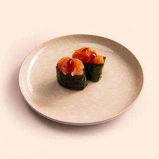 50. Gunkan de salmón (2 uds.)