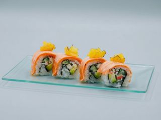 Uramaki salmón con piña caramelizada 