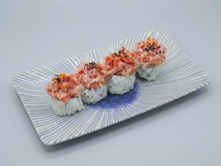 Uramaki tartar de atún con copos de tempura