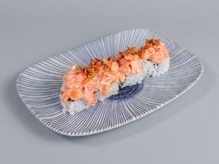 Uramaki tartar de salmón 