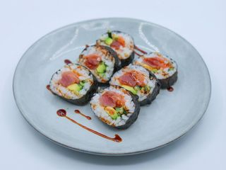 Futomaki de Salmón, Atún, Aguacate y Pepino