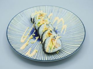 Futomaki Pollo Frito con Aguacate y Queso Crema