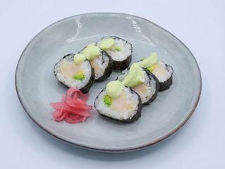 Futomaki Pez Mantequilla y Aguacate con Mahonesa de Wasabi