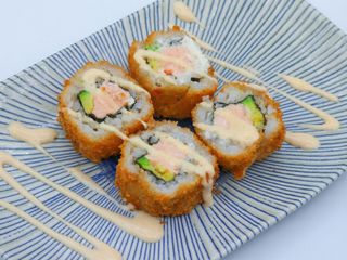 Uramaki de Salmón y Aguacate Rebozado en Panko