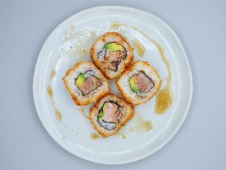 Uramaki de Atún y Aguacate con BBQ Koreana y Rebozado en Panko