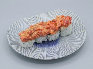 Uramaki de Tartar de Ternera con Mahonesa de Siracha