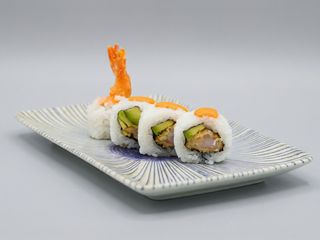 Uramaki Langostinos Rebozados en Panko con Aguacate y Mahonesa de Siracha