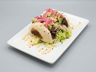 Bao de Rabo de Toro, Aguacate, Cebolla Encurtida y Mahonesa de Kimchie