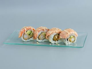Uramaki de salmón y langostinos
