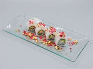 Uramaki de pez mantequilla con frambuesa y pistachos