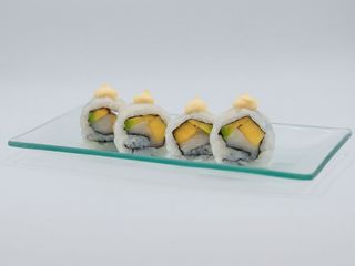 Uramaki Pez Mantequilla con Aguacate y Mango