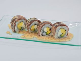 Uramaki de solomillo y mango