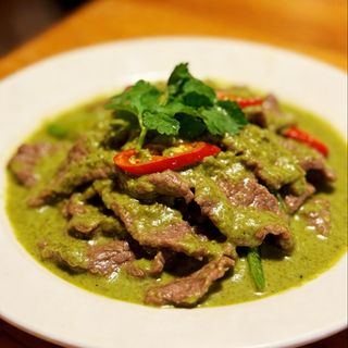128. Plato De Ternera Con Salsa De Curry Verde