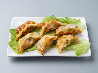 A9. Ku Die Chino A La Plancha (6 Uds.) 煎饺