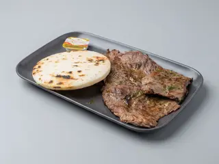 Arepa con filete de ternera