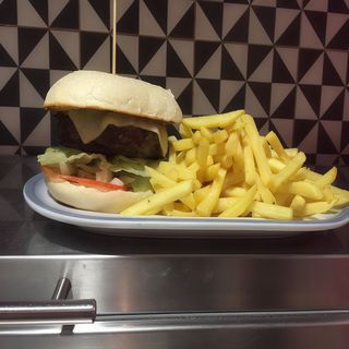 Bocadillo De Burger De Vaca Y Queso Cheddar y bacon