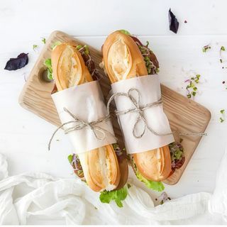 Bocadillo De Tomate Con Aguacate Y Huevo Frito